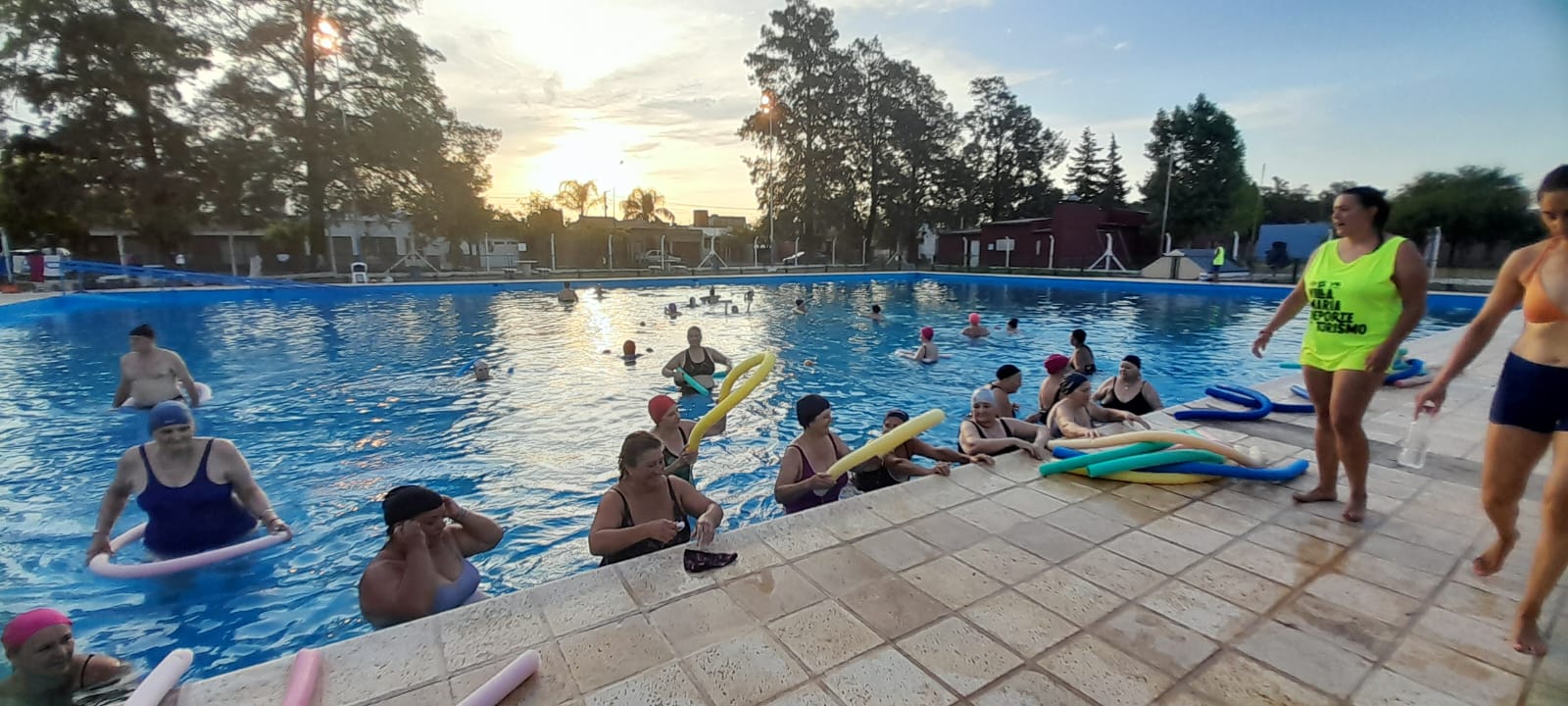 VERANO SIN EDADES SUMA ACTIVIDADES EN LA PILETA COMUNITARIA - Aquí Las ...
